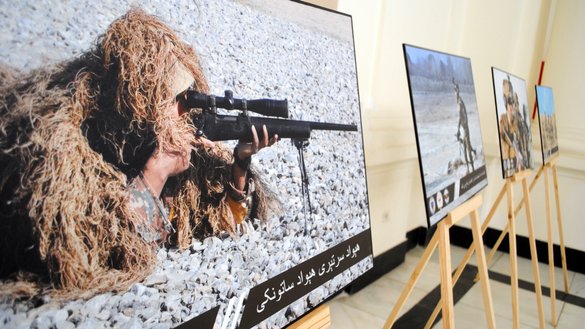 عکس یک نشان زن نیروهای خاص افغان در نمایشگاه ۱۱ الی ۱۳ حوت در کابل به نمایش گذاشته شده است. [نجیب الله/سلام تایمز]