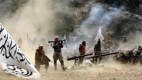 در این تصویر که به تاریخ ۸ حوت منتشر شده است، جنگجویان طالب در یک تمرین نظامی در یک مکان نامعلوم اشتراک کرده اند. [تصویر از طالبان]