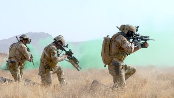 حکومت افغانستان امتیازات خانواده های منسوبین کشته شده امنیتی را افزایش داد