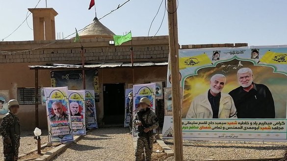 د فاطمیون لوا یو غړی د سپاه پاسداران د قدس ځواک قوماندان قاسم سلیماني د تلین په یاد جوړو شویو مراسمو په ترڅ کې په دیر الزور کې له یوه مذهبي مرکز څخه بهر ولاړ دی. [فاطمیون/ټیلیګرام]