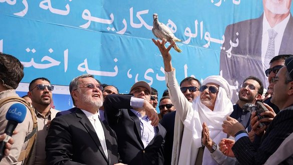 ولسمشر اشرف غني د وري په ۴مه د کمال خان بند د پرانستې په مراسمو کې یوه کوتره والوزوله. [د افغانستان د ولسمشرۍ ماڼۍ]