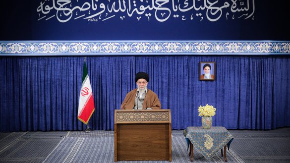 د ایران ستر مذهبي مشر علي خامنه اي د وري په میاشت کې د اسلامي جمهوریت د مؤسس روح الله خمیني له یوه عکس سره ملت ته وینا کوي. [د ستر مذهبي مشر ادارې خپور کړی عکس]