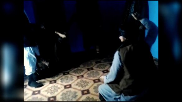 دا عکس چې له ویډیو څخه اخیستل شوی، په غور ولایت کې د طالبانو یو ځایي قوماندان په داسې حال کې ښیي چې یو ۱۰ کلن ماشوم له خپلې مور سره د جنجال کولو له امله د یوې لښتې په وسیله وهي.