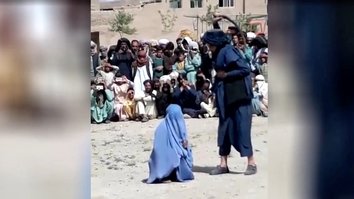 شلاق زدن علنی یک زن جوان توسط طالبان در محکمه صحرایی خشم مردم را برانگیخت