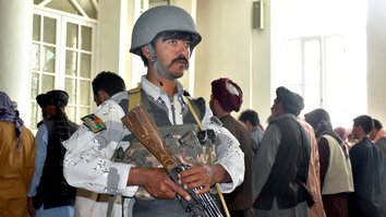 په عکسونو کې: افغان ځواکونه د روژې په میاشت کې جوماتونه خوندي کوي