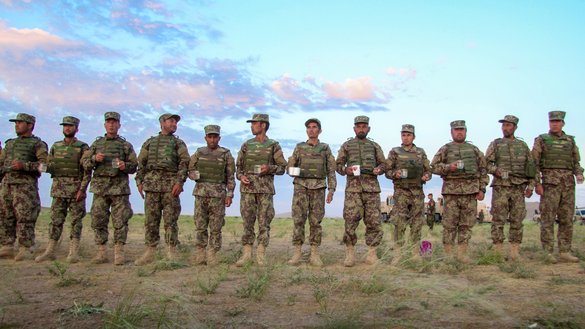 سربازان افغان به تاریخ ۲۶ ثور سال گذشته گیلاس های آب را هنگامیکه منتظر افطار در ولسوالی گذره ولایت هرات هستند، در دست گرفتند. [عمر/سلام تایمز]