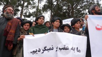 د هرات اوسېدونکي د سولې د غوښتنې لپاره سره غونډ شول او د طالبانو د دروغو په جهاد یې سخت انتقادونه وکړل