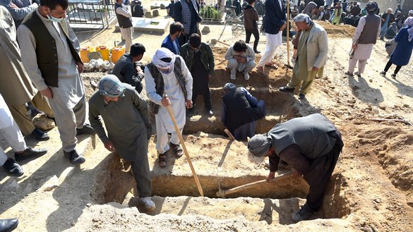 خپلوان د غوايي په ۱۹ مه د کابل په لمنه کې د هغو نجونو لپاره قبرونه باسي چې د غوایي په ۱۸ مه په دشت برچي سیمه کې د نجونو په یوه ښوونځي باندې شوي بمي برید کې ووژل شوې. [وکیل کوهسار/ای اېف پي]