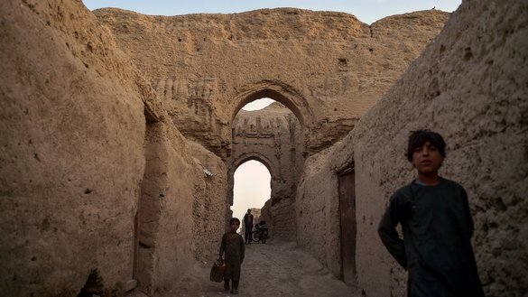 کودکان بیجاشده افغان به تاریخ ۷ حمل در میان ویرانه های قلعه ای که با خانواده های خود در این ساحه تاریخی قلعه کهنه زندگی می کنند، قدم می زنند. [وکیل کوهسار/ای اف پی]