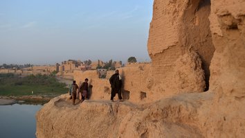 په عکسونو کې: بې ځایه شوې کورنۍ د لښکرګاه د یوې تاریخي ساحې په کنډوالو کې مېشتې شوي دي