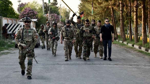 در یک تصویری که به تاریخ ۲۶ ثور در رسانه های اجتماعی منتشر شده است، منسوبین قول اردوی ۲۱۵ میوند دیده می شوند که در لشکرگاه مرکز ولایت هلمند قدم می زنند. [تورنجنرال سید سمیع سادات/توییتر]