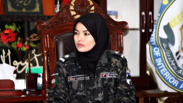 در این تصویر که سال گذشته گرفته شده است، نجیبه نور دلاوری در دفتر خود در قوماندانی امنیه جوزجان دیده می شود. [نجیبه دلاوری/فیسبوک]