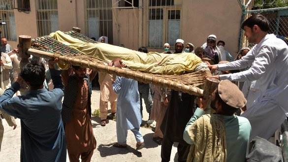 اقارب به تاریخ ۲۵ جوزا جسد یک کارمند کمپاین فلج اطفال را پس از آن حمل می کنند که افراد مسلح در جریان یک سلسله حملات هدفی بالای کارمندان کمپاین فلج اطفال در ولایت ننگرهار با ضرب گلوله کشتند. [نورالله شیرزاده/ای اف پی]
