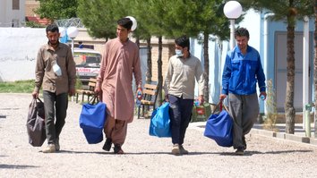کارفرمایان ایرانی با پولیس دست یکی می کنند تا کارگران افغان را بدون پرداخت حقوق شان اخراج کنند