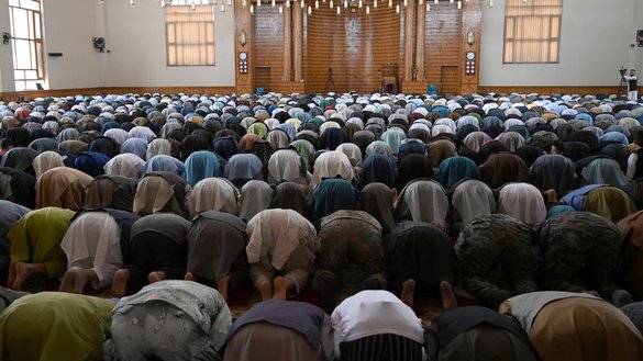 افغان ها به تاریخ ۲۳ ثور به روز عید سعید الفطر به مناسبت پایان ماه رمضان در مسجد عبدالرحمن در کابل در حالت نماز خواندن نشان داده شده اند. [وکیل کوهسار/ای اف پی]