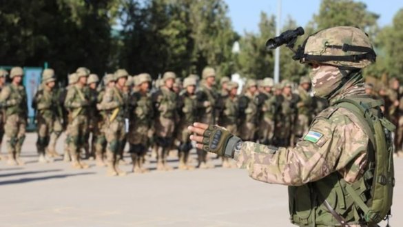 سربازان ازبیک به تاریخ ۳ سرطان تمرینات نظامی را انجام می دهند. [تصویر از وزارت دفاع ازبیکستان]