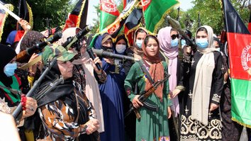 په غور ولایت کې په سلګونو ښځو د طالبانو پر ضد وسلې پورته کړې