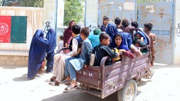 طالبان د خپل یرغل په ترڅ کې د خلکو کورونه لوټي، اور ورته کوي او تېښتې ته یې مجبوري