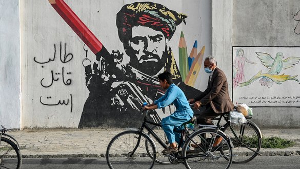 بایسکل چلووونکي د چنګاښ په ۲۰مه په کابل کې د یوه سړک په اوږدو کې د یوه رنګ شوي دېوال تر څنګ تېرېږي. په دېوال لیکل شوي، «طالب قاتل دی». [سجاد حسین/ای اېف پي]