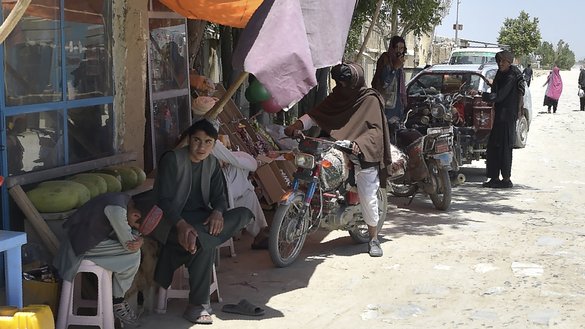 په دې عکس کې چې د غبرګولي په ۱۳مه اخیستل شوی، طالب جنګیالي د غزني ولایت په اندړ ولسوالۍ کې په یوه ځایي بازار کې له خپلو موټرسایکلونو سره د یوه سړک پر غاړه ولاړ دي. [وکیل کوهسار/ای اېف پي]