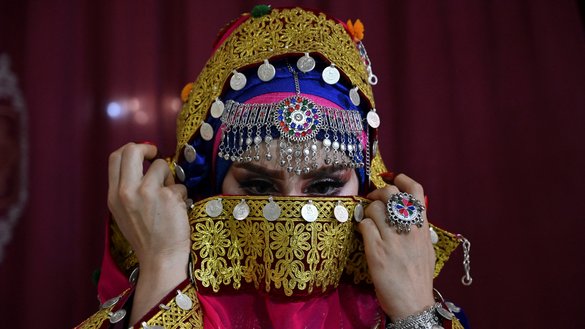 یک عروس پشتون که برای عروسی خود یک لباس سنتی پوشیده است به تاریخ ۲۰ جوزا در داخل یک آرایشگاه در کابل به تصویر کشیده شده است. [ادیک بیری/ای اف پی]