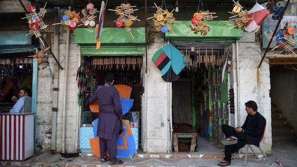 فروشندگان گودی پران ها به تاریخ ۱۹ جوزا در یک دکان در شور بازار یک محله قدیمی کابل، منتظر مشتری است. [وکیل کوهسار/ای اف پی]