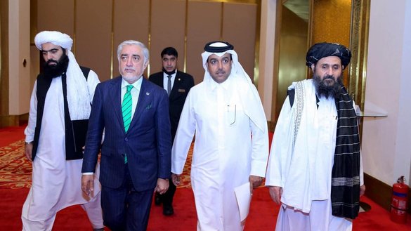 د ملي روغې جوړې د عالي شورا رییس عبدالله عبدالله (له چپ څخه دویم) او د طالبانو د مشر مرستیال ملا عبدالغني برادر (له لیرې ښۍ خواته) د چنګاښ په ۲۷مه د قطر په پلازمېنه دوحه کې د افغانستان د سولې د مذاکراتو په دویمه ورځ لیدل کیږي. [عبدالله عبدالله/فیسبوک]