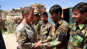 له افغانستان څخه د امریکایي عسکرو په وتلو سره افغانانو د هغوی وروستی قوماندان وستایه