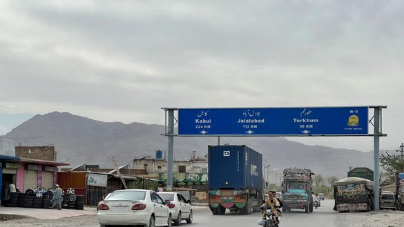 یوه لارۍ د چنګاښ په ۲۱مه د پاکستان او افغانستان تر منځ د تورخم سرحدي دروازې ته رسېږي. [ضیاءالرحمان]