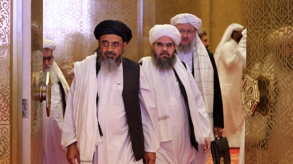 اعضای تیم مذاکره کننده طالبان به تاریخ ۲۷ سرطان در دوحه پایتخت قطر دیده می شوند. [کریم جعفر/ای اف پی]