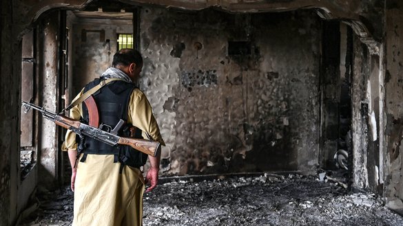 د افغان امنیتي منسوبینو یو غړی د زمري په ۱۳مه په کابل کې له یوه موټربمي برید څخه یوه ورځ وروسته د یوې ودانۍ پلټنه کوي. [وکیل کوهسار/ای اېف پي]