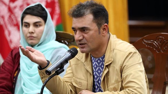 در این تصویر که به تاریخ ۱۹ حمل گرفته شده است دواخان مینه پال سخنگوی حکومت افغانستان دیده می شود که در کابل صحبت می کند. طالبان وی را به تاریخ ۱۵ اسد ترور کردند. [دواخان مینه پال/فیسبوک]
