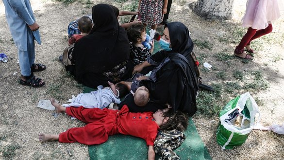 په کندوز او تخار ولایتونو کې د طالبانو او افغان امنیتي ځواکونو تر منځ شویو جګړو څخه راتښتېدلي داخلي بې ځایه شوې افغان کورنۍ د زمري په ۱۹مه د کابل په شهر نو پارک کې ناستې دي. [وکیل کوهسار/ای اېف پي]