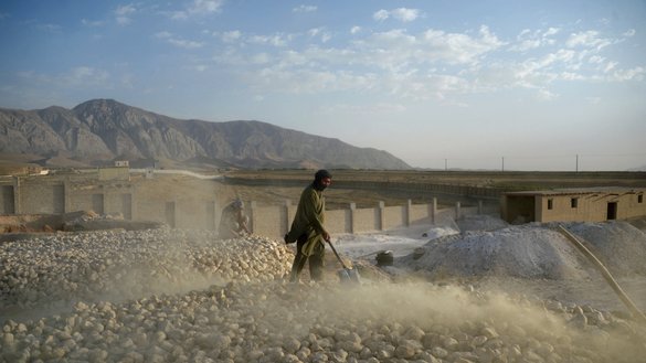 یک کارگر افغان به تاریخ ۳۰ جوزا ۱۳۹۷ در یک فابریکه گچ در حومه شهر مزارشریف کار می کند. [فرشاد عصیان/ای اف پی]