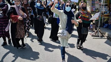 زنان مبارز افغان پیش روی تهدیدهای طالبان خواستار حقوق خود شدند