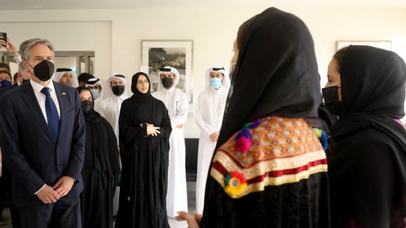 د متحده ایالاتو د بهرنیو چارو وزیر انتوني بلینکېن چې د قطر د بهرنیو چارو د وزیر مرستیاله لؤلؤة الخاطر ورسره مله ده، د وږي په ۱۶مه په دوحه کې د افغان نجونو له روبوټ جوړونکي ټیم سره ګوري. [مروان تهتاه/د قطر د بهرنیو چارو وزارت]