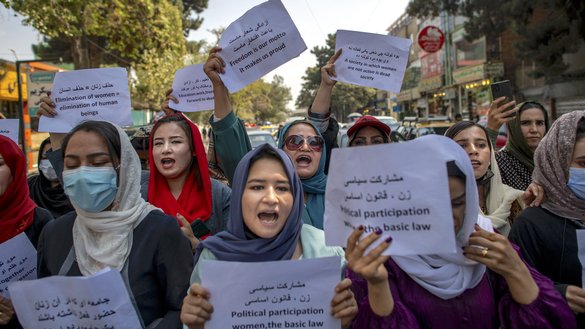 محدودیت های طالبان بر کارکردن زنان عصبانیت و مخالفت مردم را برانگیخت