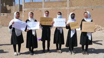 زنان افغان که از تعلیم محروم هستند آینده را تاریک می بینند