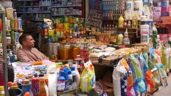 افغان ها با افزایش قیمت ها و بیکاری فزاینده دست و پنجه نرم می کنند