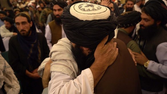 سراج الدین حقاني چې توره پګړۍ یې په سر ده، د تلې په ۲۶مه په کابل کې په یوه مجلس کې په داسې حال کې لیدل کیږي چې د طالبانو د ځانمرګو بمي بریدګرو خپلوانو ته غېږ ورکوي. [آرشیف]