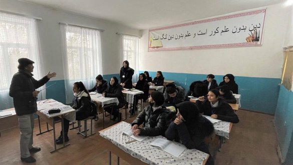 مکتب سامانیان در شهر دوشنبه پایتخت تاجیکستان که در یک تصویر بدون تاریخ نشان داده شده است، به بیش از ۴۵۰ متعلم از کودکستان الی صنف ۱۱ تعلیم می دهد. [سفارت ایالات متحده در تاجیکستان]