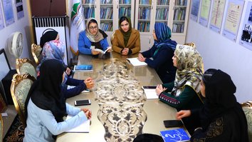 په هرات ښار کې ښځې په نهیلۍ د برلاسیتوب لپاره سره یوځای کیږي او کتابونه لولي