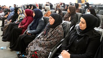 افغانانې په کار او زده کړو باندې د بندیزونو پر ضد خپلو اعتراضونو ته دوام ورکوي