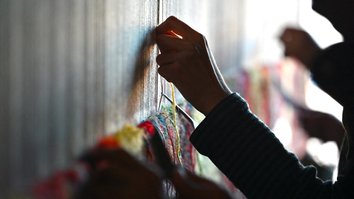 کارمندان پیشین دولت در فاریاب برای امرار معاش به قالین بافی روی آوردند