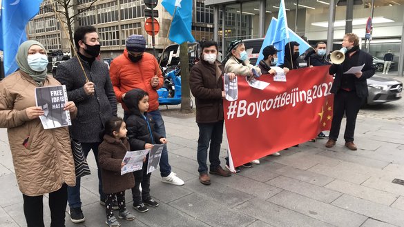 Protesters January 3 in Antwerp, Belgium, seek to raise public awareness about China's mistreatment of its Uighur population, raising a banner that calls for a boycott of the Beijing 2022 Olympics. [Belgium Uyghur Association/Twitter]