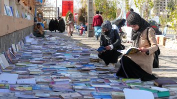 کتابفروشان هرات برای ترویج مطالعه در میان دختران و جوانان، کتاب ها را به طور ارزان عرضه می کنند