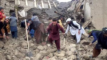 پس از زلزله ای که ولایت بادغیس را لرزاند نجات دهندگان در جستجوی بازماندگان هستند