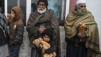 با بدتر شدن بحران فقر یک نانوایی در کابل قصد دارد که افغان ها را از گرسنگی نجات دهد