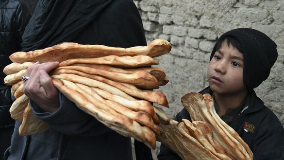 کمپاین «افغان ها را از گرسنگی نجات دهید» به ۷۵ خانواده در کابل نان رایگان را توزیع می کند. [وکیل کوهسار/ای اف پی]