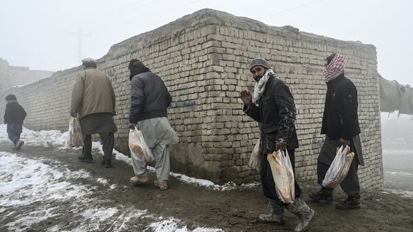 این مردان همین اکنون به تاریخ ۲۸ جدی نان رایگانی را دریافت کرده اند که به عنوان بخشی از کمپاین «افغان ها را از گرسنگی نجات دهید» در کابل توزیع شده است. [وکیل کوهسار/ای اف پی]